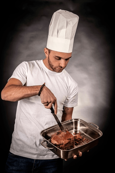 Ein Mann bereitet Fleisch für die Potenz zu