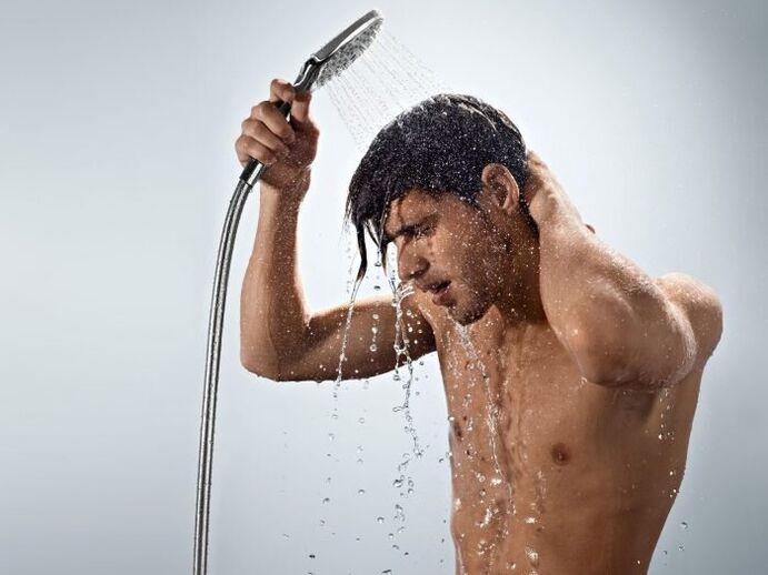 Eine Kontrastdusche strafft den Körper eines Mannes perfekt und stärkt dadurch die Potenz